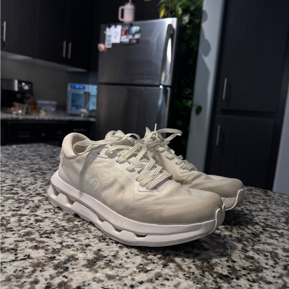 On cloud shoes worn twice originally 160$
